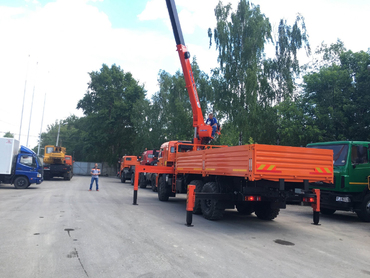 Аренда манипулятора вездеход 9 тонн на базе КамАЗ