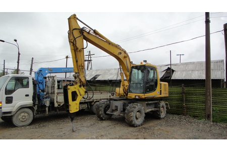 Экскаватор колесный с гидромолотом Komatsu